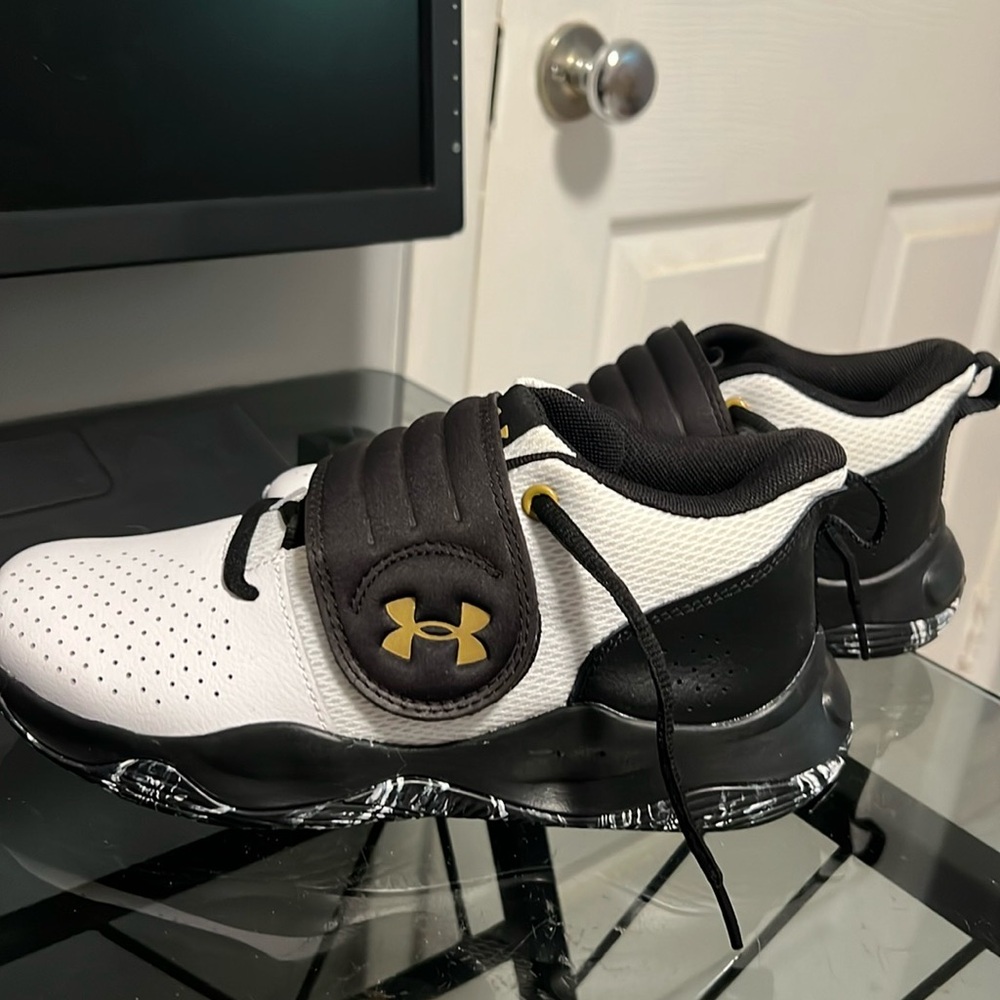 Under armour zone BB basketball shoes